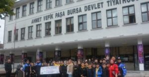 Bursa polisi 250 öğrenciyi tiyatroyla buluşturdu
