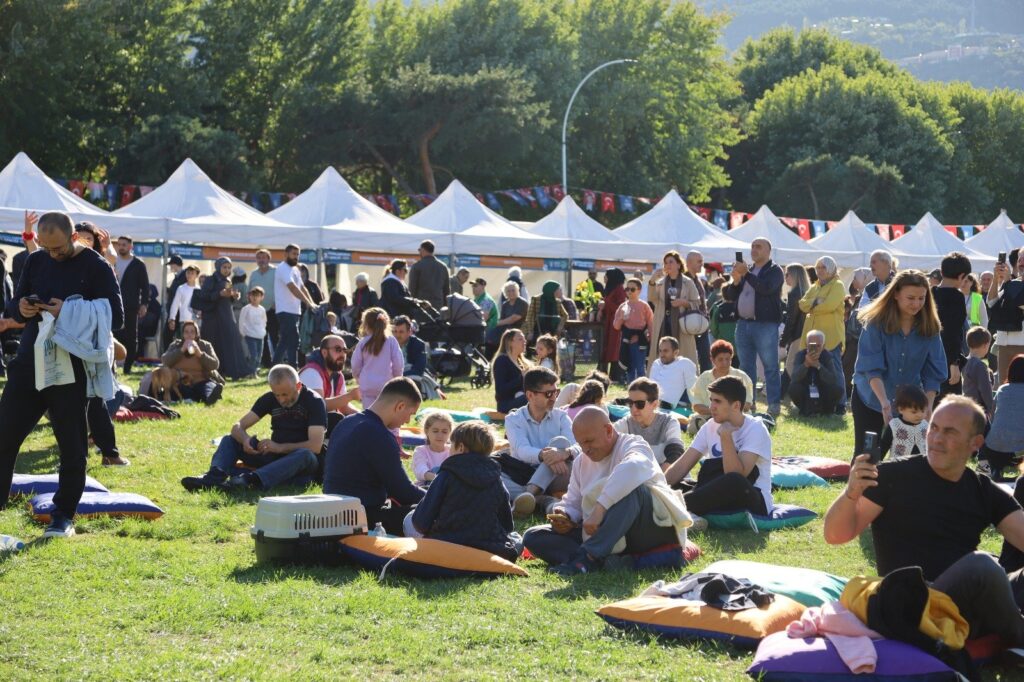 Merinos Parkı’ndaki Yuvalandırma Şenliği’ne katılan vatandaşlar