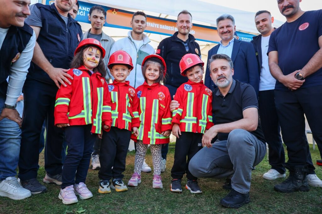 Şenliğe katılan çocuklarla Başkan Vekili Biba