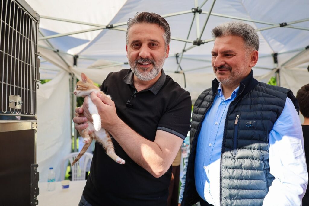 Başkan Vekili Şahin Biba Yuvalandırma Şenliği’nde bir kediyle