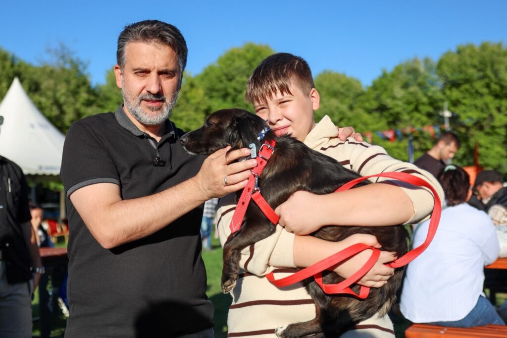Şahin Biba sahiplendirilen bir köpekle